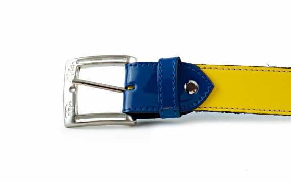 Modèle de ceinture Dennise, fabriqué  en citron et bleu milan cuir verni. 