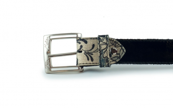 Cinturón modelo Firefly, fabricado en charol negro lame oro. 