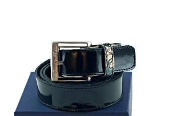 Modèle de ceinture Firefly, fabriqué en cuir verni noir et lame d'or. 