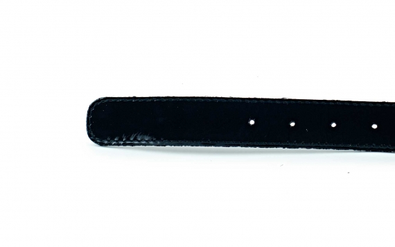 Cinturón modelo Claqué, fabricado en charol negro. 