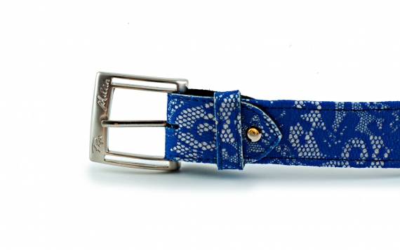 Cinturón modelo Pure, fabricado en glitter blonda azul plata. 