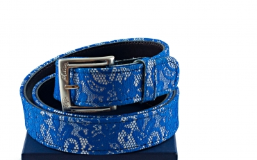 Modèle de ceinture Pure, fabriqué en bleu et argent glitter blonda. 