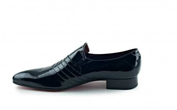 Zapato modelo Simplicity, fabricado en charol chaumel negro. 