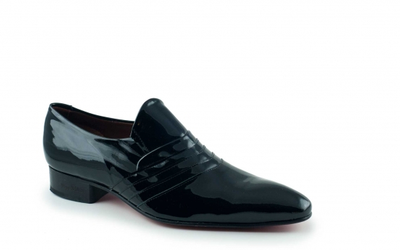 Zapato modelo Simplicity, fabricado en charol chaumel negro. 