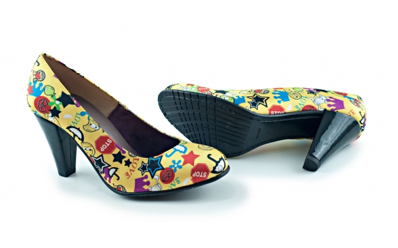 Zapato modelo Cartoon , fabricado en fantasía cómic amarillo. 