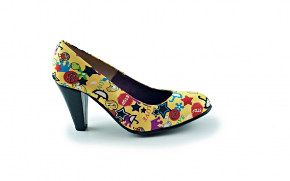 Zapato modelo Cartoon , fabricado en fantasía cómic amarillo. 