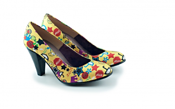 Zapato modelo Cartoon , fabricado en fantasía cómic amarillo. 