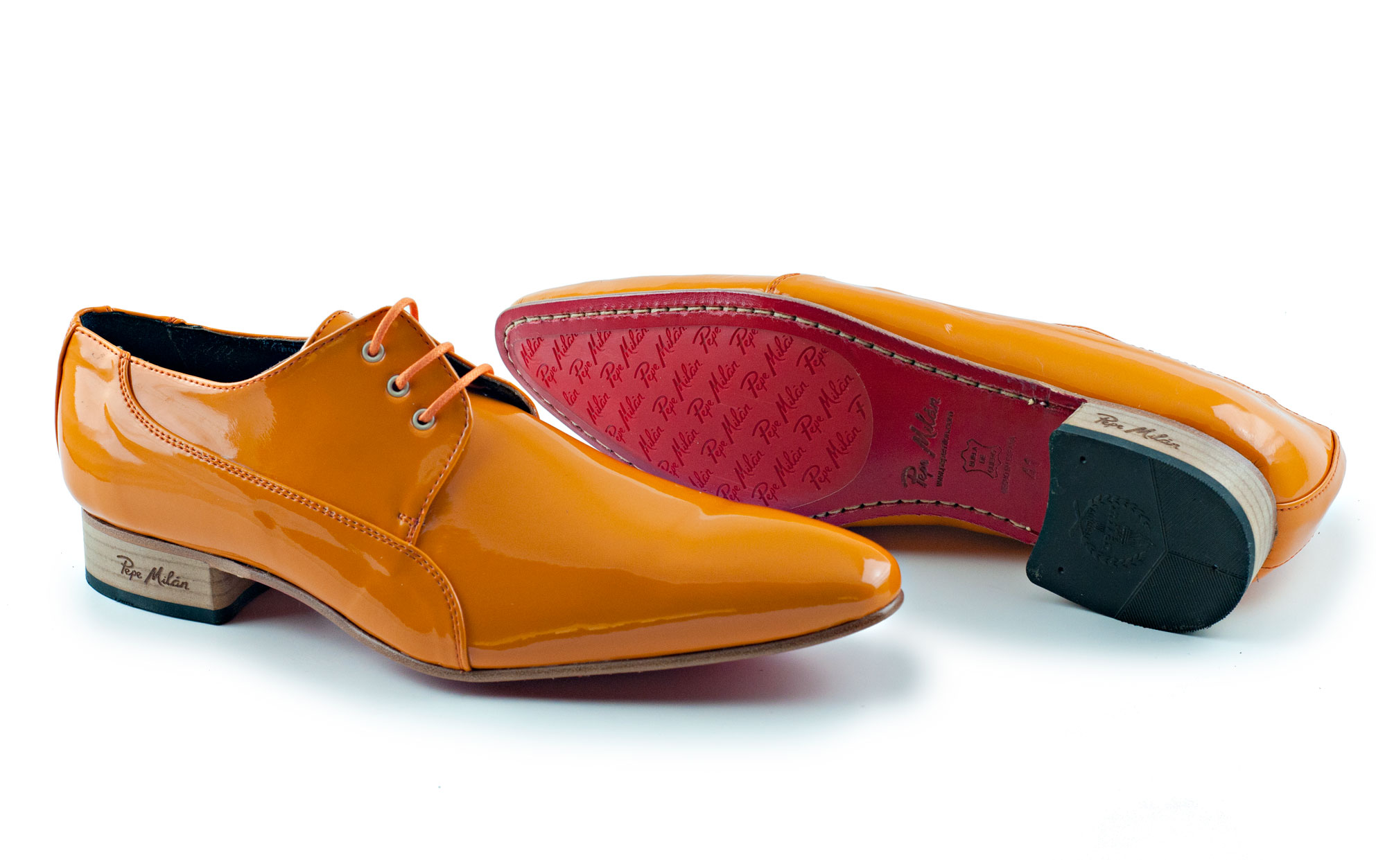 Model Mango shoe, made of papaya patent leather.