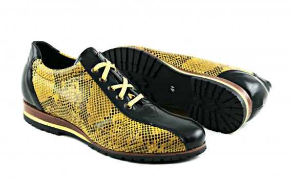 Sneaker modelo Snacob fabricado en napa cobra amarilla y napa auto negra.