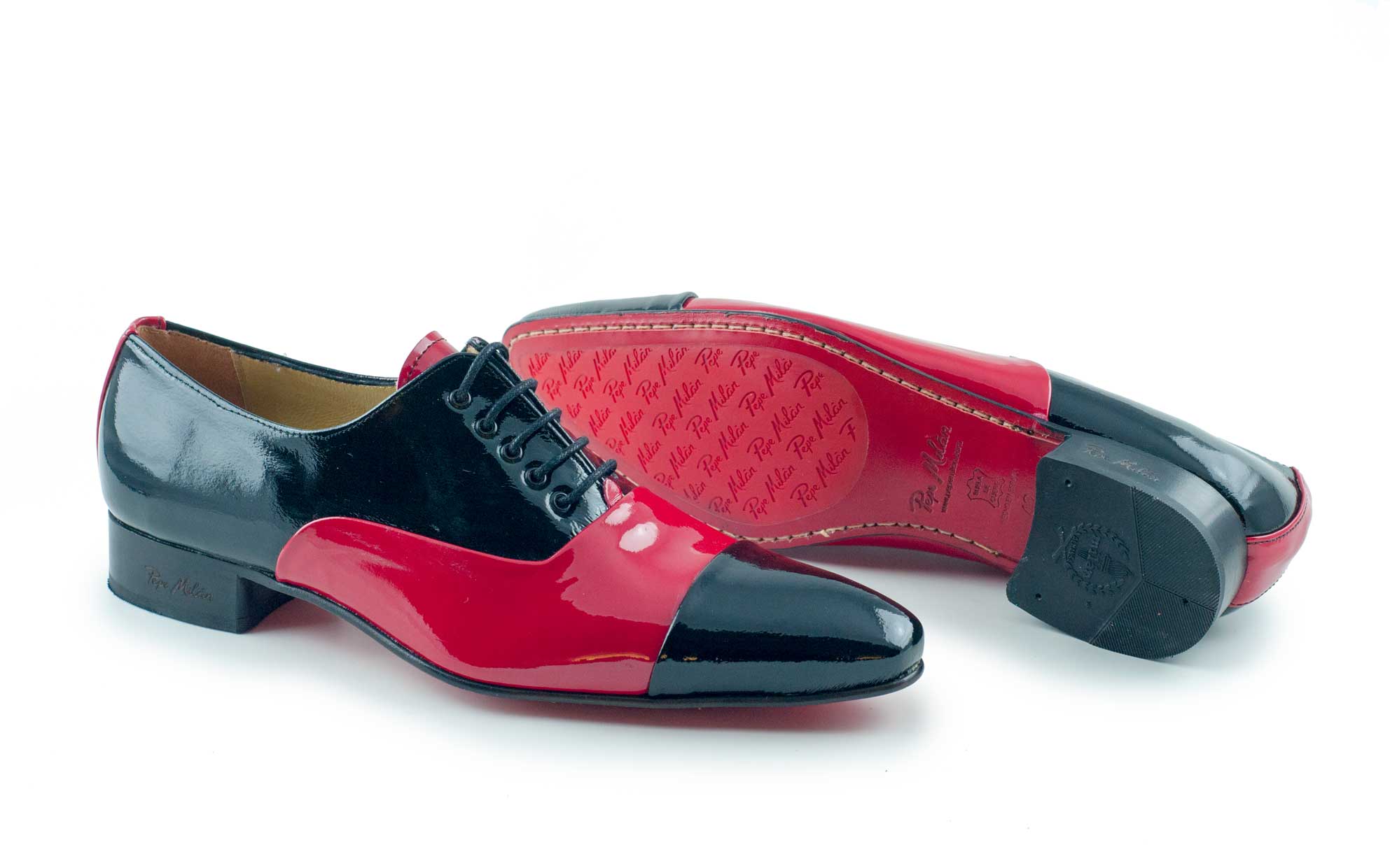 Model Inferno shoe, manufactured in black and red patent leather.