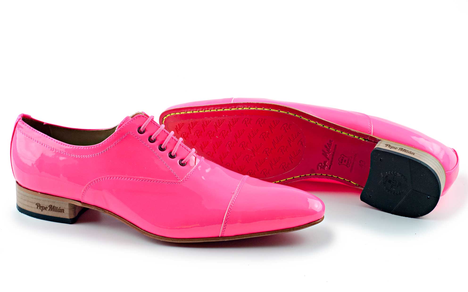 Zapato modelo Santa Monica, fabricado en charol fluor fucsia
