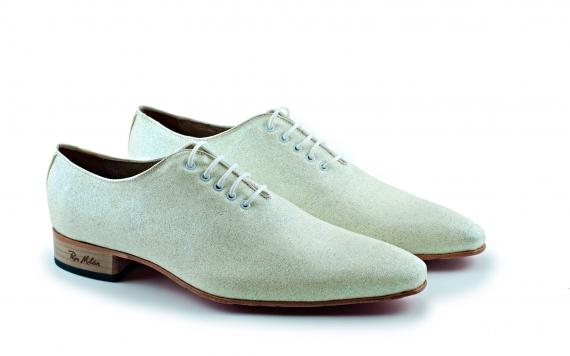 Modèle de chaussures de Grease, fabriqué en blanc glitter. 