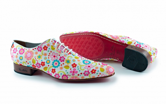 Zapato modelo Peace, fabricado en fantasía Marbelle. 