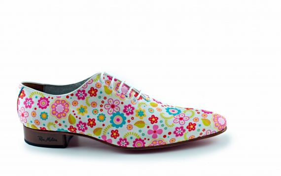 Zapato modelo Peace, fabricado en fantasía Marbelle. 