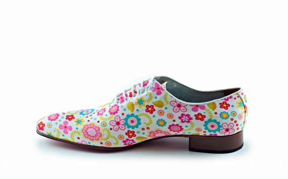 Zapato modelo Peace, fabricado en fantasía Marbelle. 