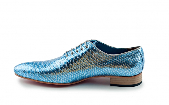 Zapato modelo Hypnotist, fabricado en toga snake metal azul. 