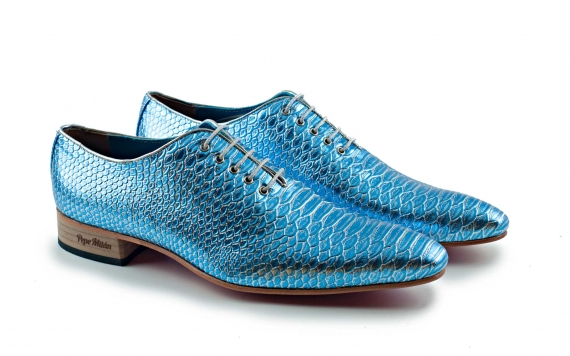 Hypnotist shoe, manufactured in metal blue toga snake.