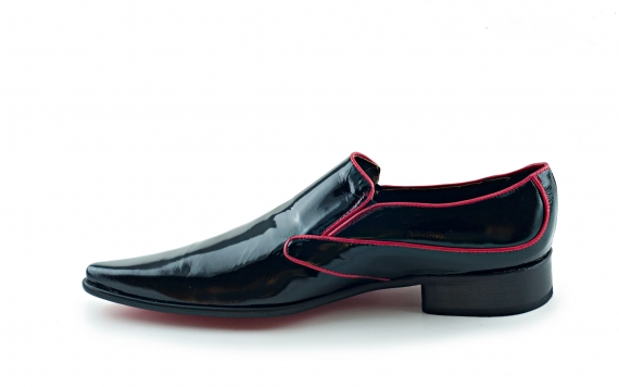 Zapato modelo Mousquetaires, fabricado en charol negro y rojo vivo. 