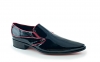 Zapato modelo Mousquetaires, fabricado en charol negro y rojo vivo. 