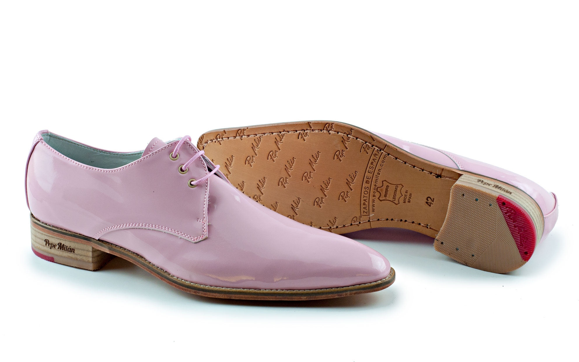 Zapato modelo Delicacy, fabricado en charol rosa palo.