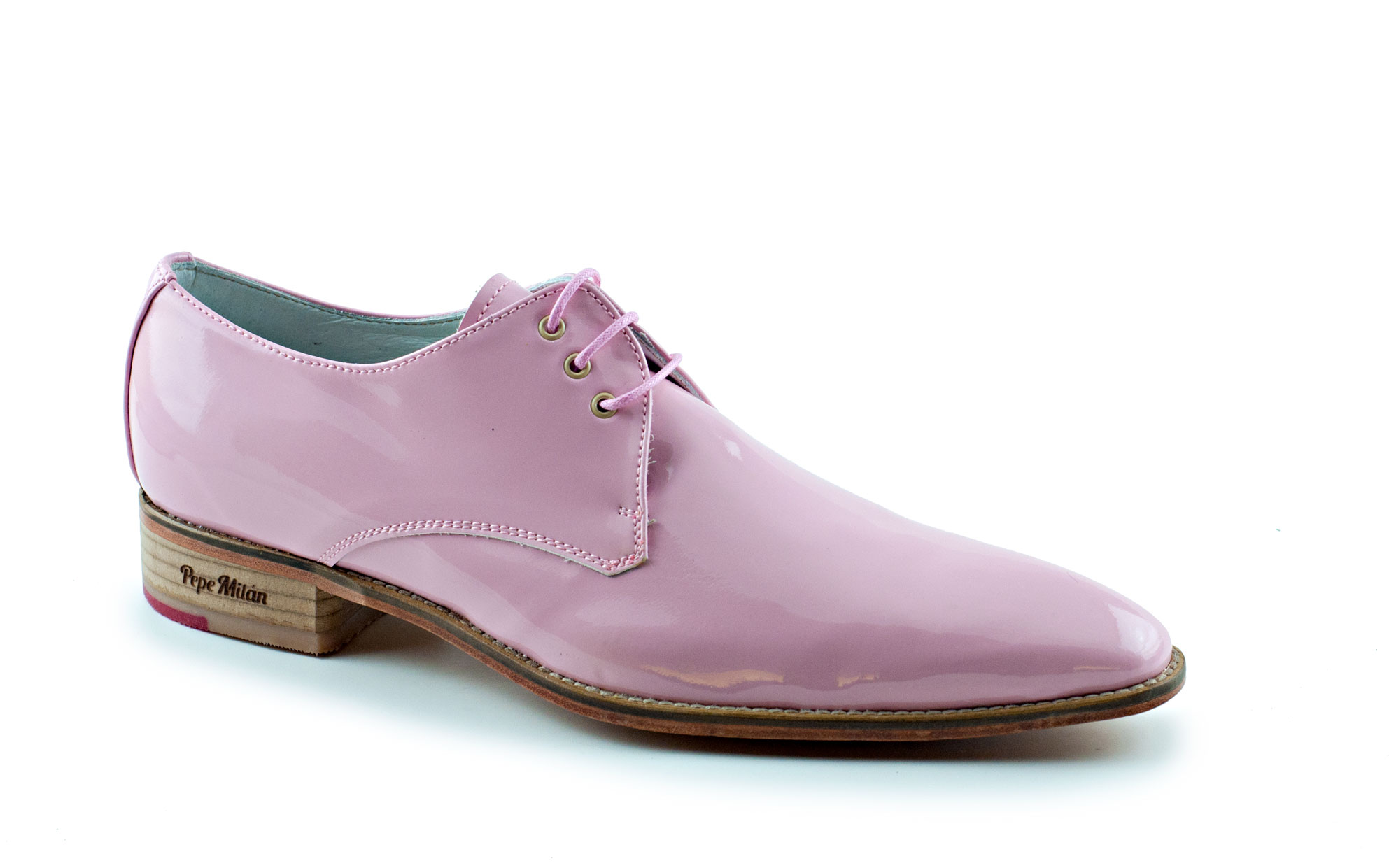 Zapato modelo Delicacy, fabricado en charol rosa palo.