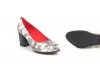 Modèle de chaussure Jane, fabriquée en cobra noir et blanc.