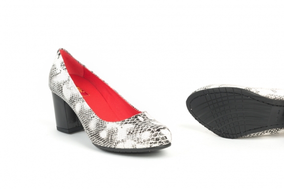 Zapato modelo Jane, fabricado en cobra negra y blanca.  