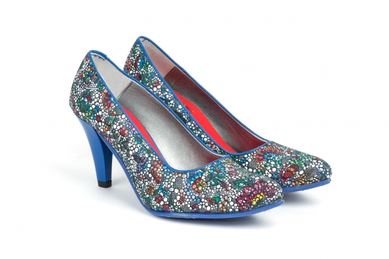 Modéle de chaussure Loverlia, faite en pure azul.