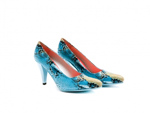 Modèle de chaussure Loraine, fabriquée en cobra turquoise.