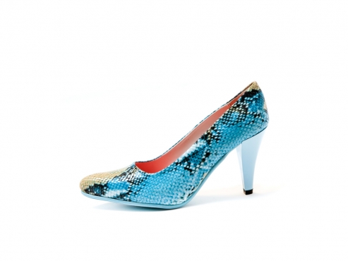 Modèle de chaussure Loraine, fabriquée en cobra turquoise.