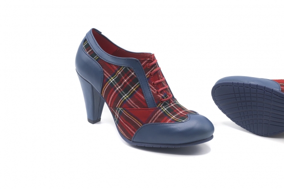 Shoe model Red Glasgow, made in Scottish textile and napa coast.