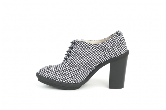 Modèle de chaussure Chanely, fabriquée en pata de gallo noir et blanc.