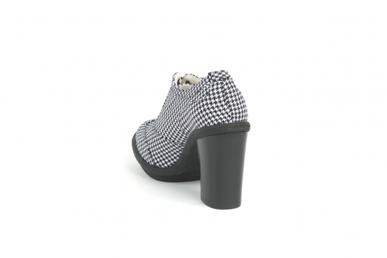 Modèle de chaussure Chanely, fabriquée en pata de gallo noir et blanc.