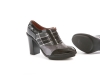 Zapato modelo Delia, fabricado en escocés blanco y negro con charol negro y gris perla.