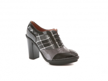 Modèle de chaussure Delia, réalisée en scotch noir et blanc avec vernis noir et gris perle.