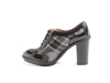 Zapato modelo Delia, fabricado en escocés blanco y negro con charol negro y gris perla.