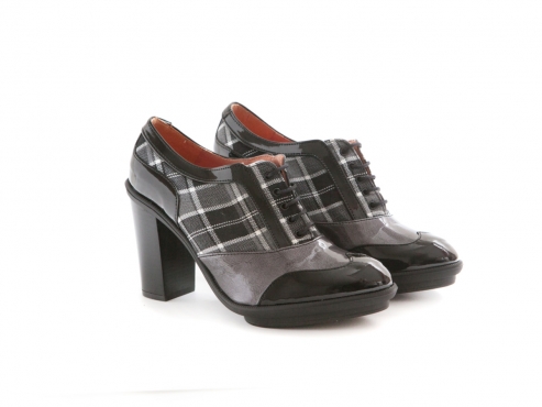 Zapato modelo Delia, fabricado en escocés blanco y negro con charol negro y gris perla.