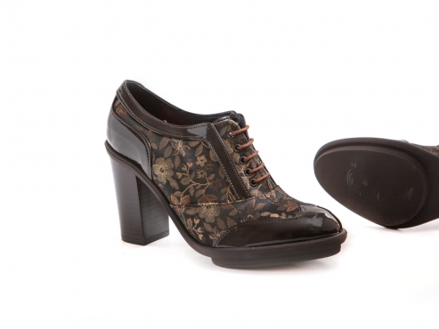 Zapato modelo Eloisa, fabricado en fantasía castaño y charol marrón.