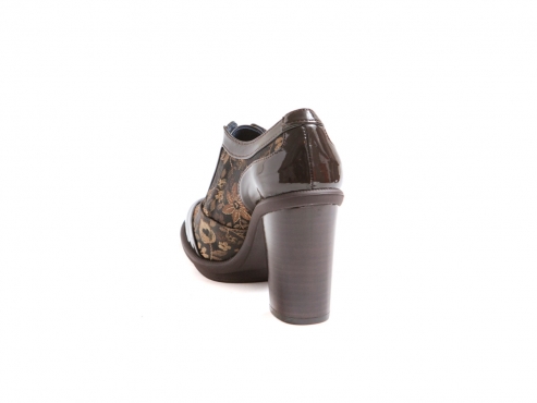 Modèle de chaussure Eloisa, fabriquée en cuir verni marron et marron.