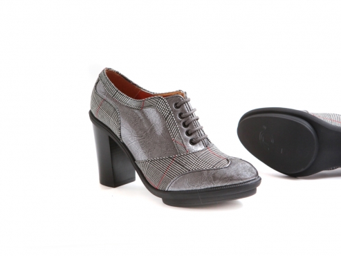 Zapato modelo Ángela, fabricado en escocés gris y charol gris perla.