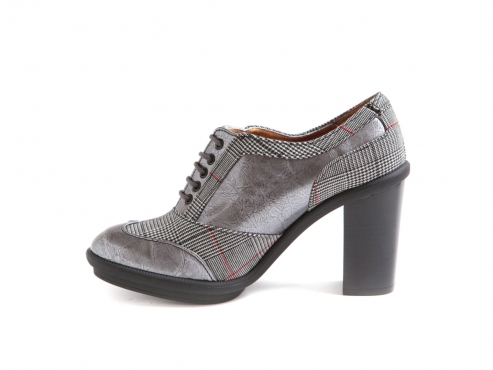  Modèle de chaussure  Angela, faite de scotch gris et de cuir verni gris perle.