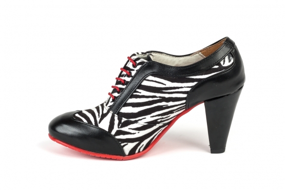 Zapato modelo Cebralia, fabricado en napa negra y cebra negra. 