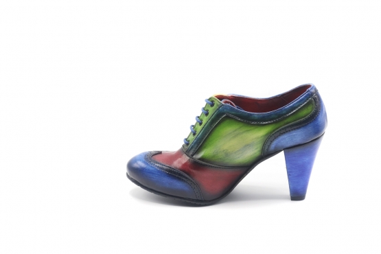 Elle Shoe model, manufactured in Napa Vegana Patinado