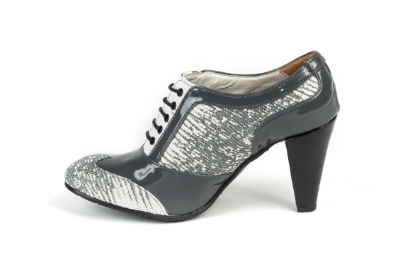 Zapato modelo Isabella, fabricado en tejus blanco-gris y charol gris perla.