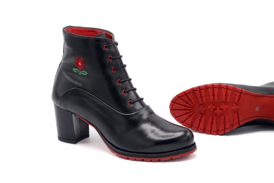 Ankle Boot model Dalia, manufactured in Napa negra Bordado Flor.