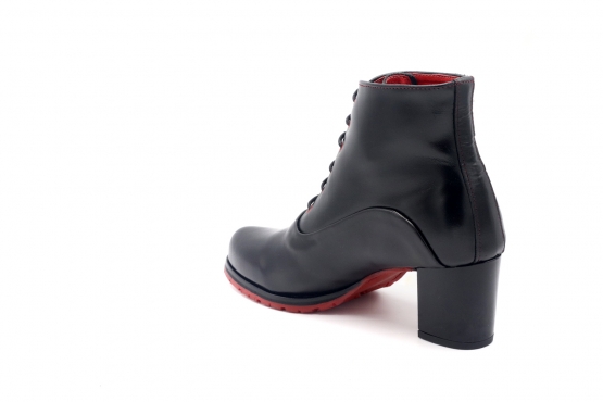 Ankle Boot model Dalia, manufactured in Napa negra Bordado Flor.
