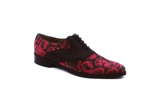 Zapato modelo Miller, fabricado en Napa Negra Piqué 32 Blanco-Rosas Rojas