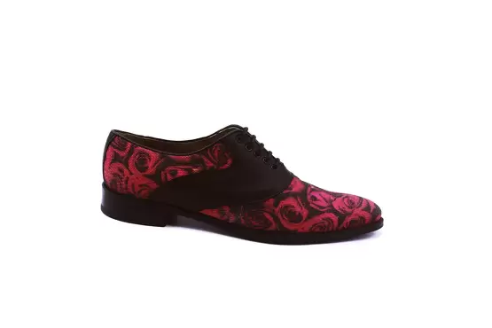 Zapato modelo Miller, fabricado en Napa Negra Piqué 32 Blanco-Rosas Rojas