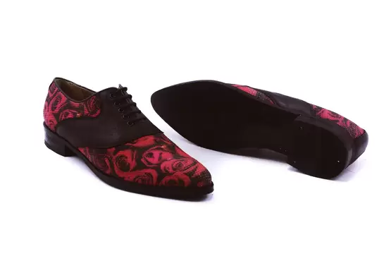Zapato modelo Miller, fabricado en Napa Negra Piqué 32 Blanco-Rosas Rojas