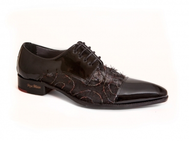 Zapato modelo Enlace , fabricado en gasa nº1 y charol negro.